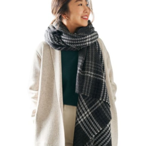 Uniqlo grey and white plaid scarf - Picture 1 of 3
